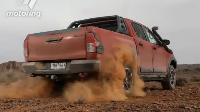 Berita - Toyota Hilux Tidak Bisa Melewati Jalan Yang Berdebu Tebal?