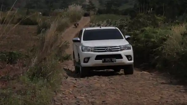 Foto - FIRST DRIVE: Toyota Hilux 2.4 V A/T 4X4
