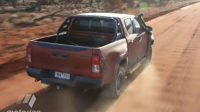 Foto - Toyota Hilux Tidak Bisa Melewati Jalan Yang Berdebu Tebal?