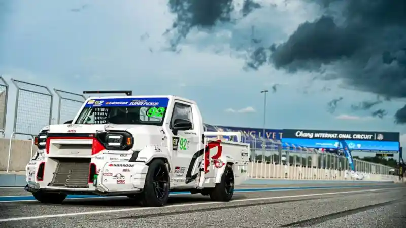 Foto - Tak Cuma Buat Angkut Barang, Hilux Rangga Juga Bisa Jadi Mobil Balap