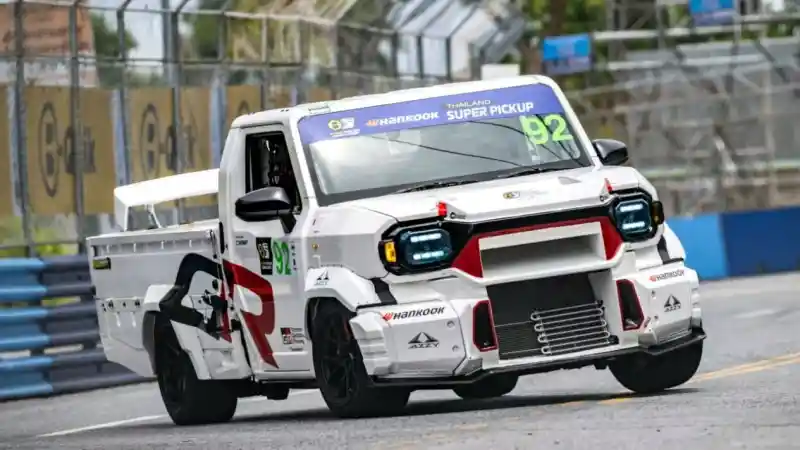 Berita - Tak Cuma Buat Angkut Barang, Hilux Rangga Juga Bisa Jadi Mobil Balap