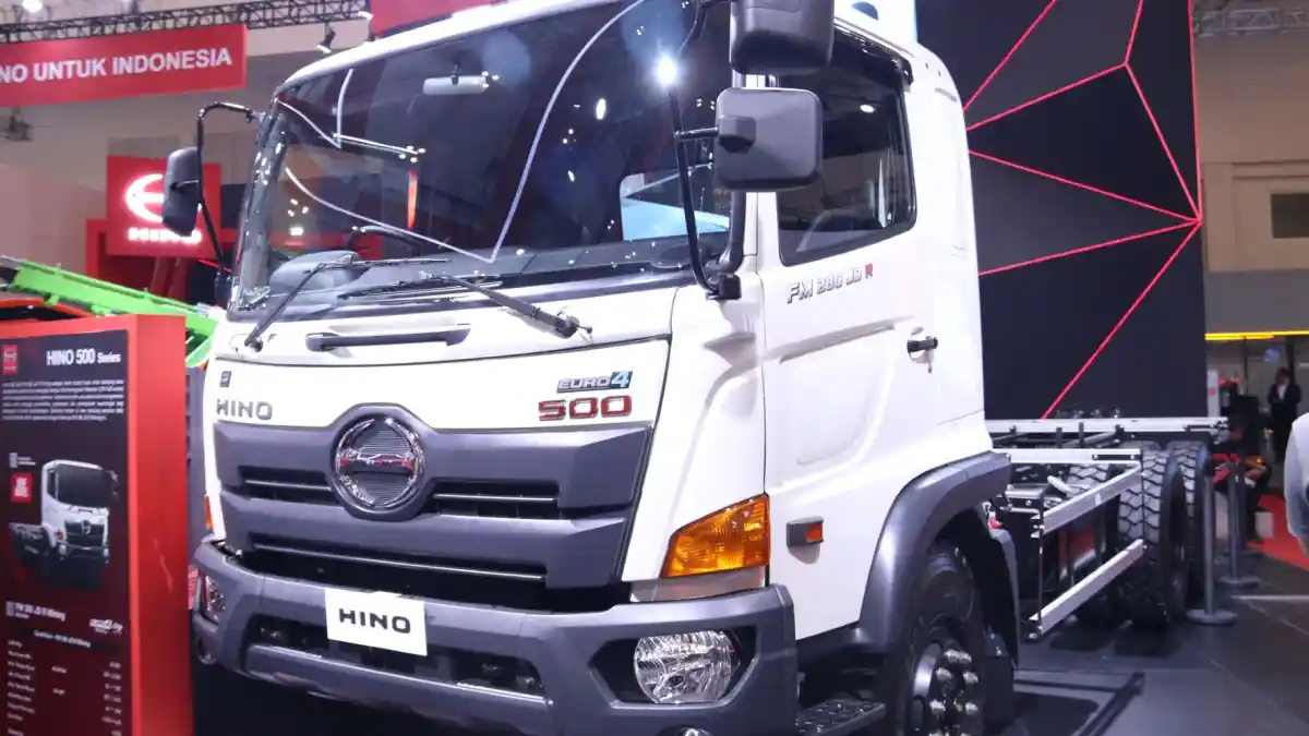 Foto - Adu Gengsi Dua Model Baru Hino Terjun Ke Wilayah Tambang