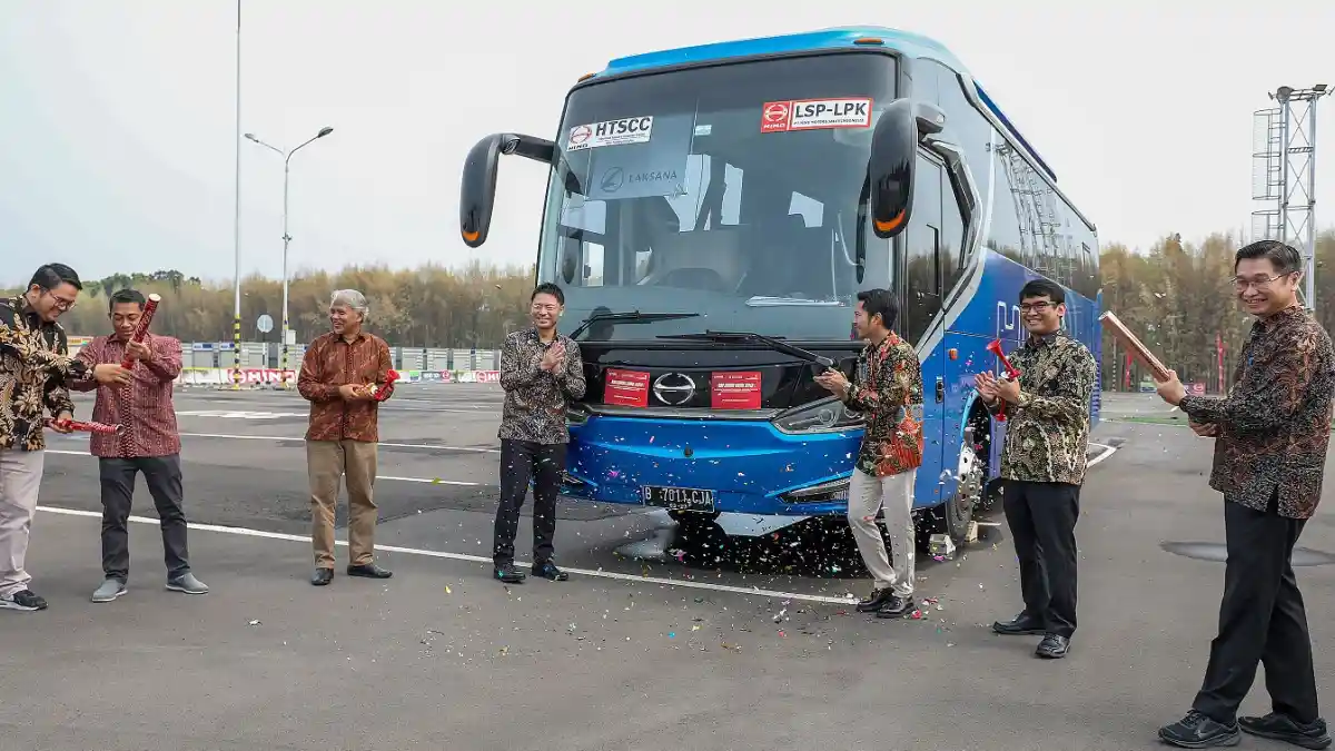 Berita - 15 Pramudi PO Primajasa Ikuti Kursus Menyetir Hino, Begini Latihannya