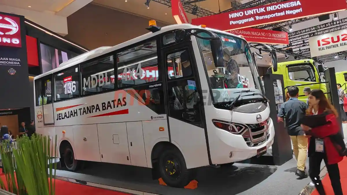 Foto - Hino Luncurkan Medium Bus 4x4 Spek Tambang