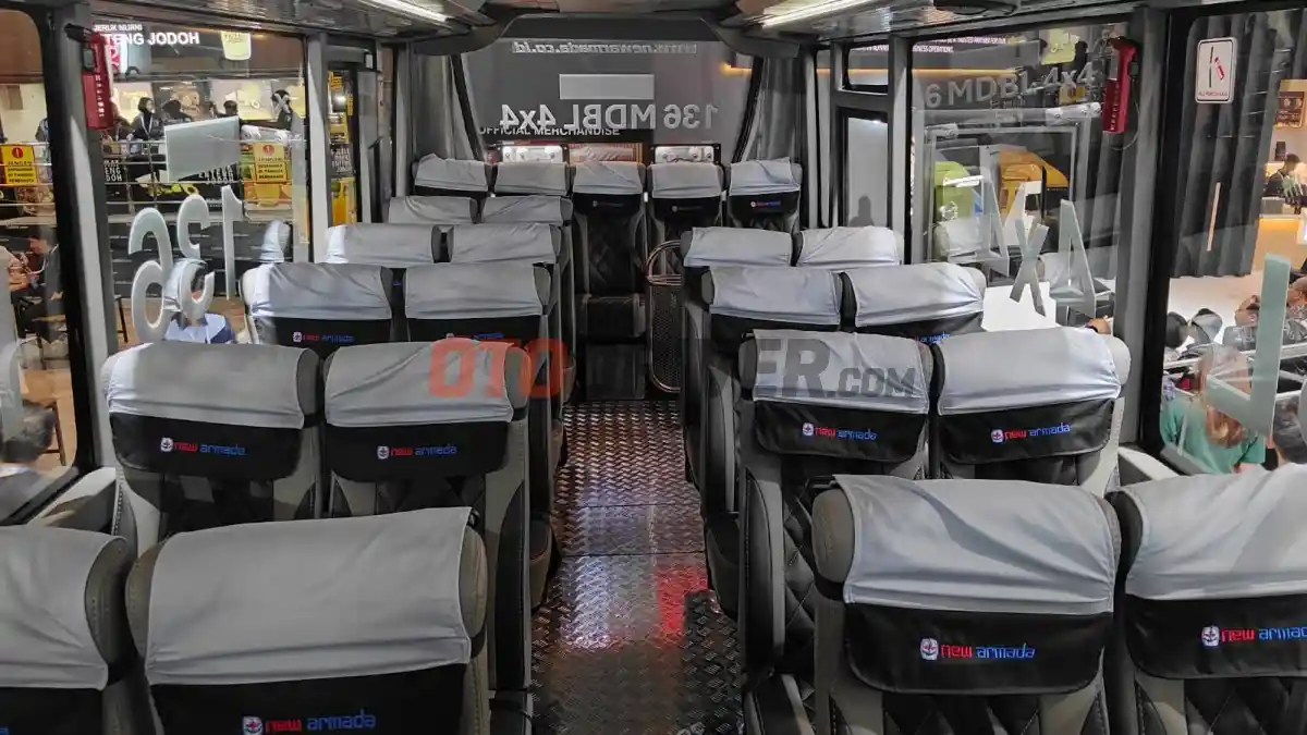 Foto - Hino Luncurkan Medium Bus 4x4 Spek Tambang