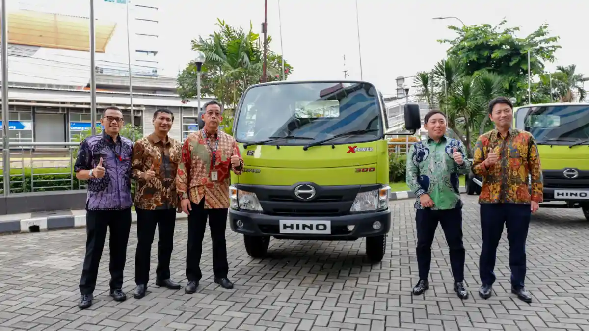 Berita - 10 Truk Hino Raih Sertifikat Tingkat Komponen Dalam Negeri