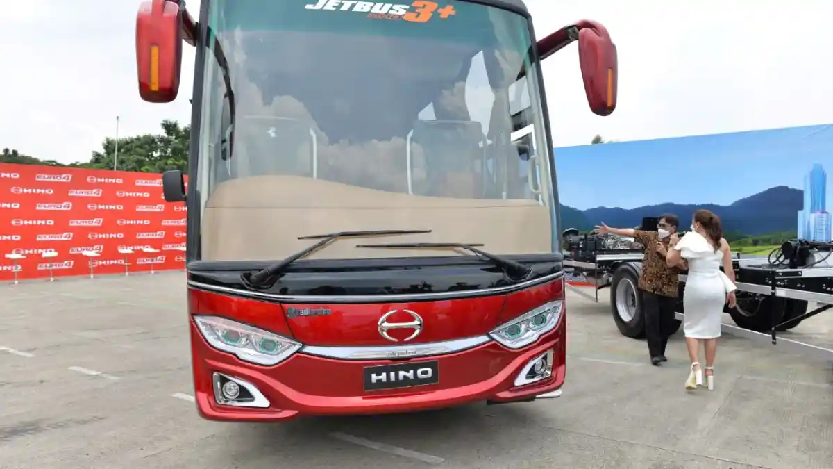 Foto - Bus Hino RM 280 ABS Jelajahi Sulawesi