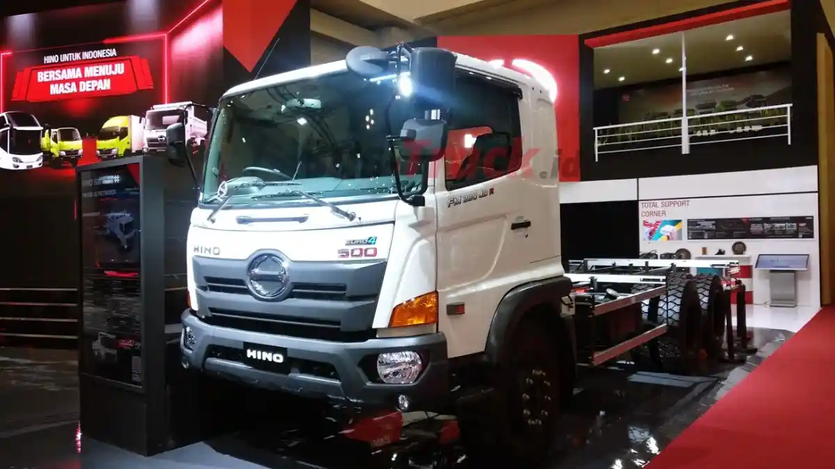 Foto - Hino-Pertamina Sepakat Program Perawatan Ribuan Truk Tangki