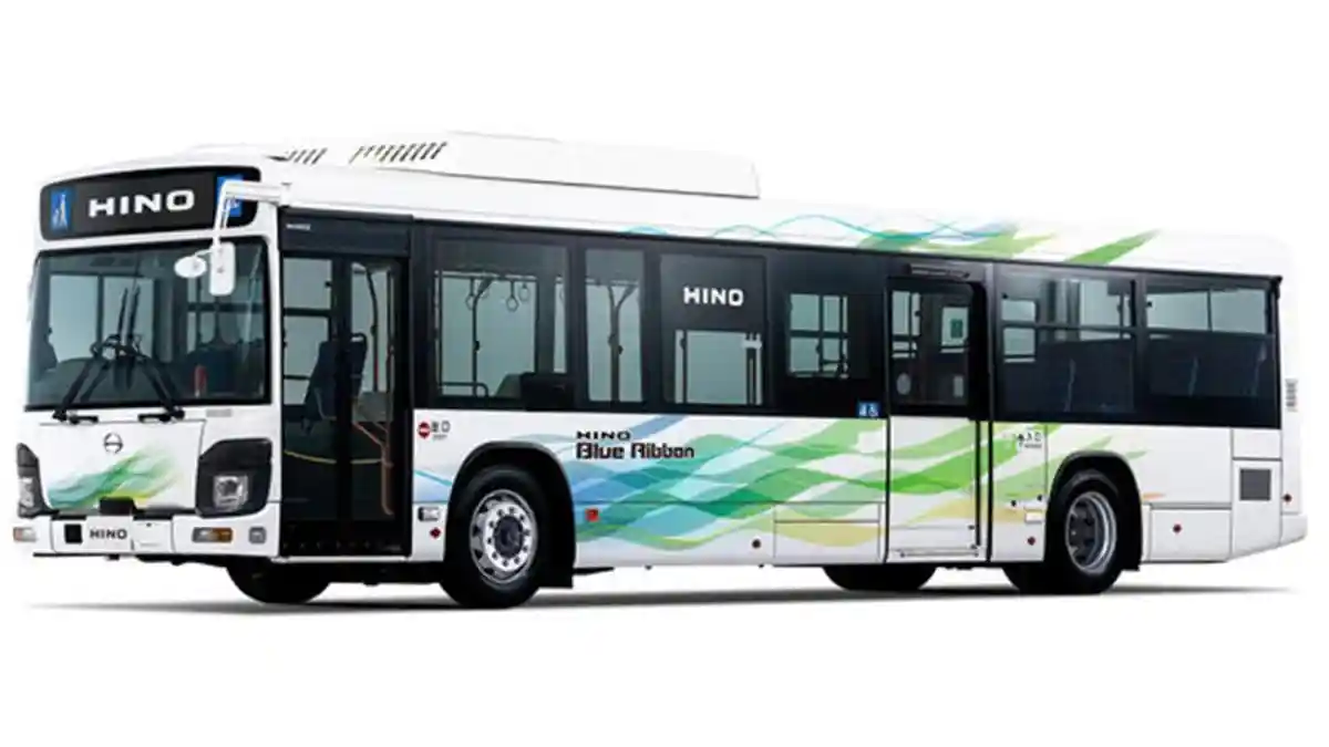 Foto - Hino Bus Rilis Tiga Bus Baru Dengan Fitur Safety Termutakhir