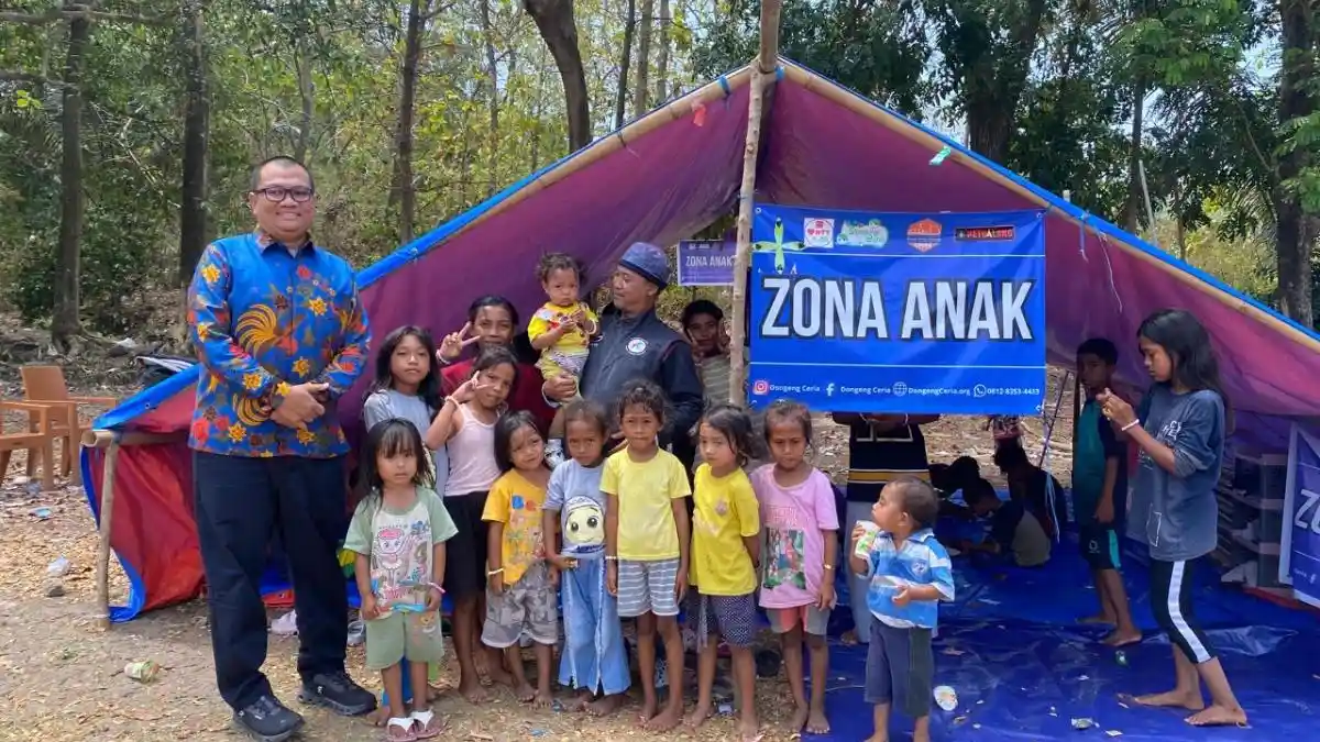 Foto - Hino Bangun Tenda Ramah Anak di Wilayah Terdampak Gempa Di NTT