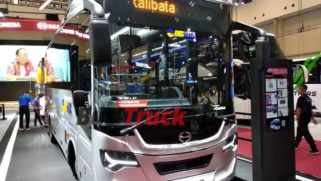 Foto - Hino GB 150 AT Buat Shuttle Pengunjung Palembang Indah Mall