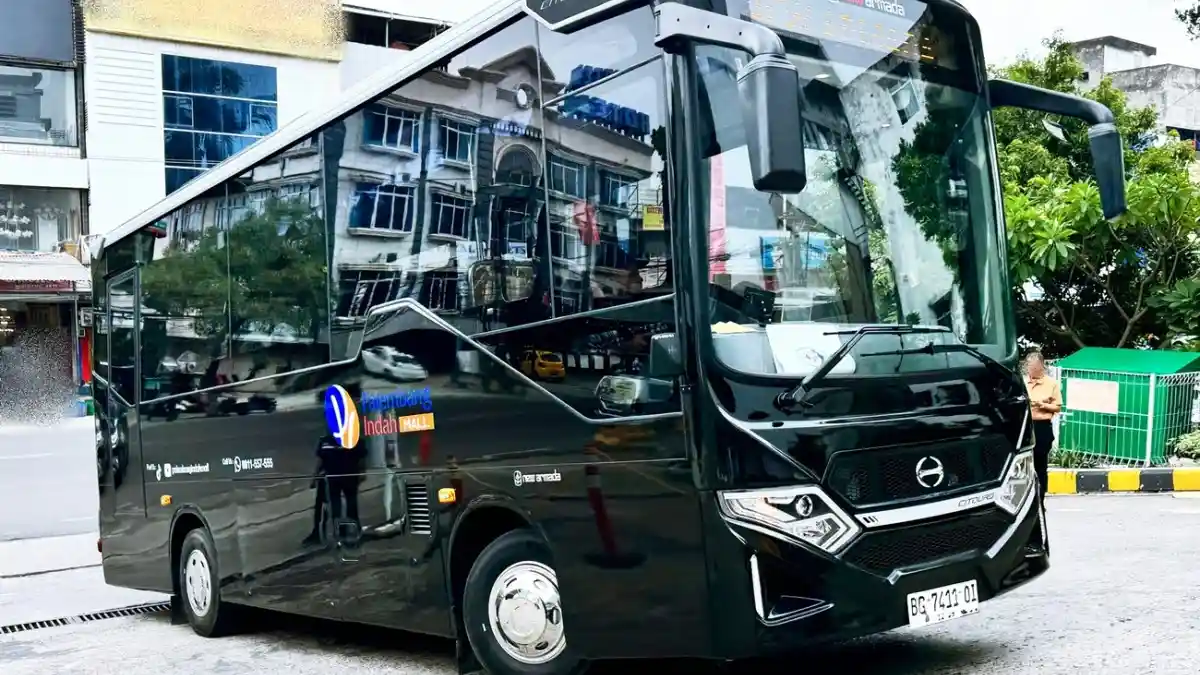 Foto - Hino GB 150 AT Buat Shuttle Pengunjung Palembang Indah Mall