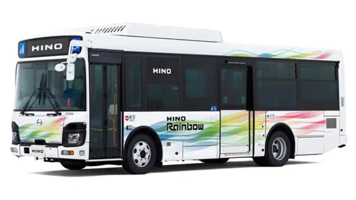 Foto - Hino Bus Rilis Tiga Bus Baru Dengan Fitur Safety Termutakhir