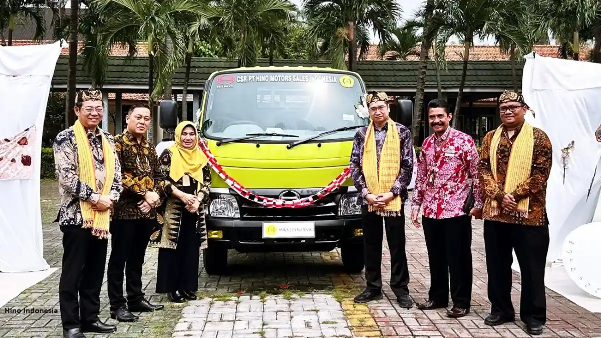 Foto - Hino Jadikan Truk 300 Series Sebagai Bahan Pelajaran Di SMKN 2 Tangerang