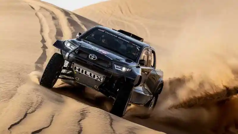 Foto - Hilux Gunakan Mesin Land Cruiser Terbaru Untuk Terjun Ke Reli Dakar 2022