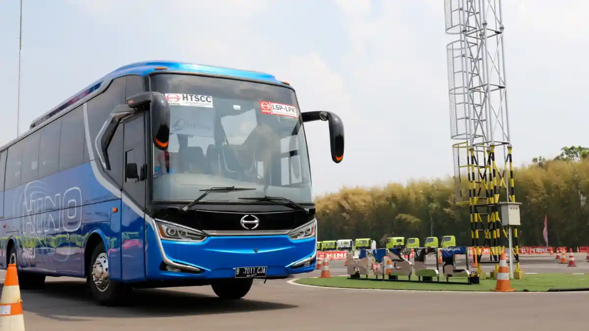 Berita - GIIAS 2024: Hino Rilis Sekolah Mengemudi 