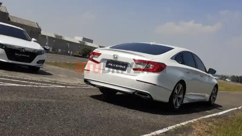 Foto - Tak ada Accord Hybrid, Kesempatan Emas Disikat Camry