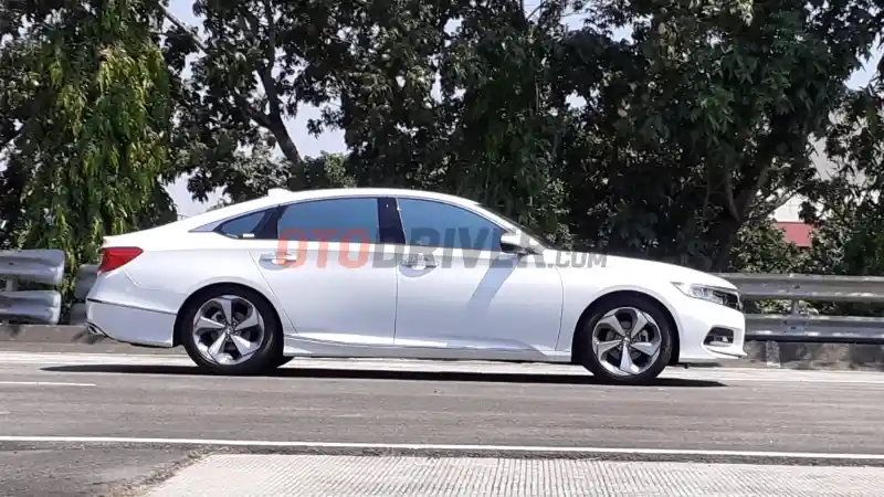 Berita - Tak ada Accord Hybrid, Kesempatan Emas Disikat Camry