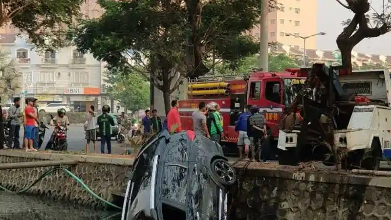 Foto - Sebuah Honda BR-V "Berendam" di Kali Cengkareng Jakarta Barat (9 Foto)