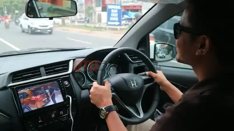 Berita - Mengemudi Tanpa Kaca Mata Hitam Bisa Didenda Puluhan Juta di Inggris, Kok Bisa?