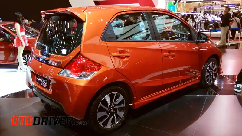 Foto - Honda Brio RS dan Daihatsu Ayla 1.2 Pakai "Baju" Serupa, Pilih Mana?