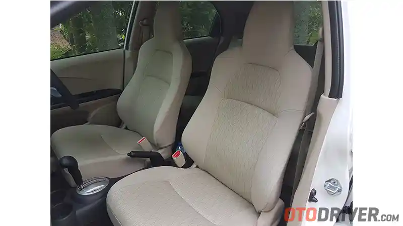 Foto - Jok Fabric Mobil Anda Kotor? Begini Cara Mudah Membersihkannya