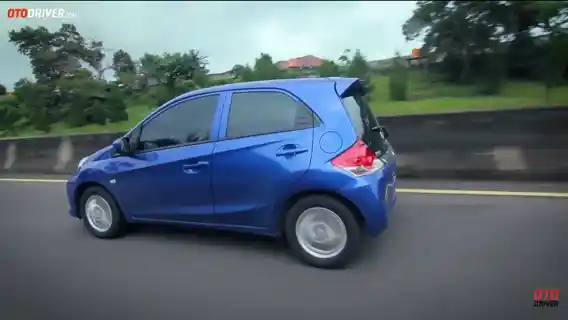 Foto - Kia Picanto VS Honda Brio, Mana yang Lebih Irit BBM?