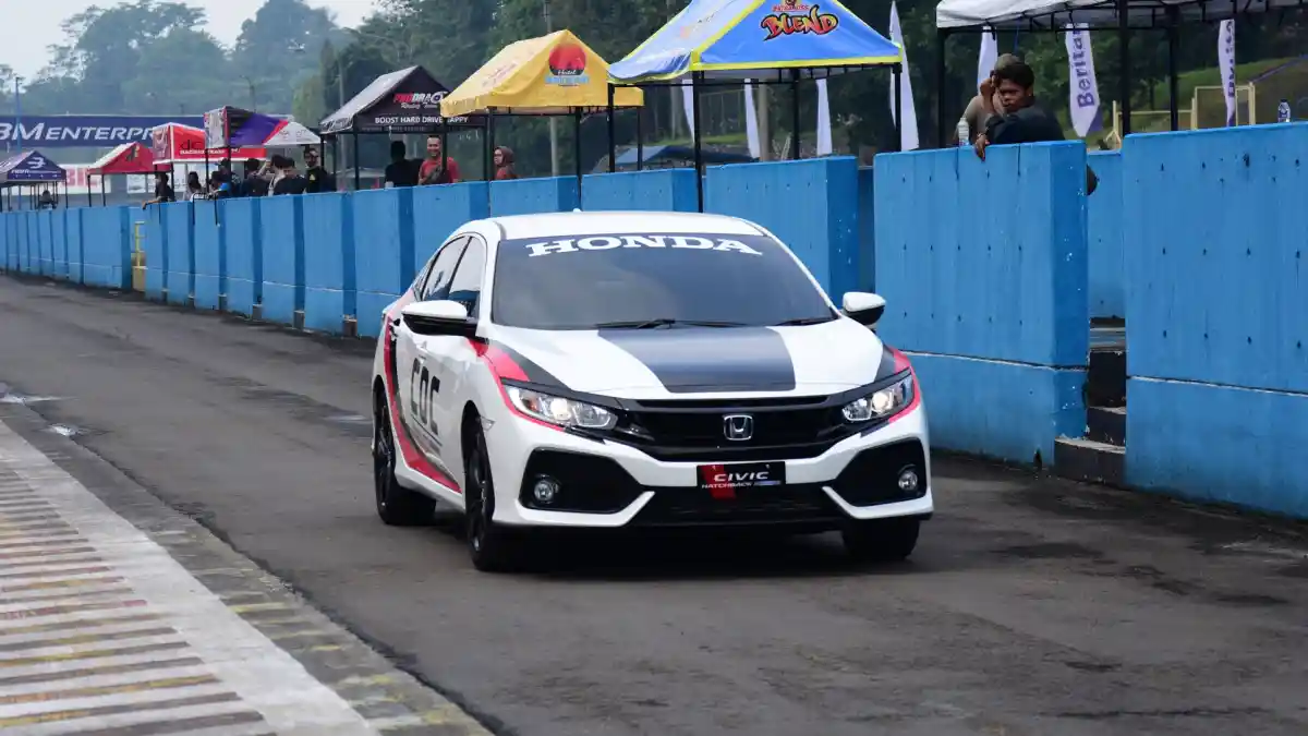 Berita - Honda Civic Turbo Hatchback Kawal Balap Motor Paling Bergengsi di Indonesia