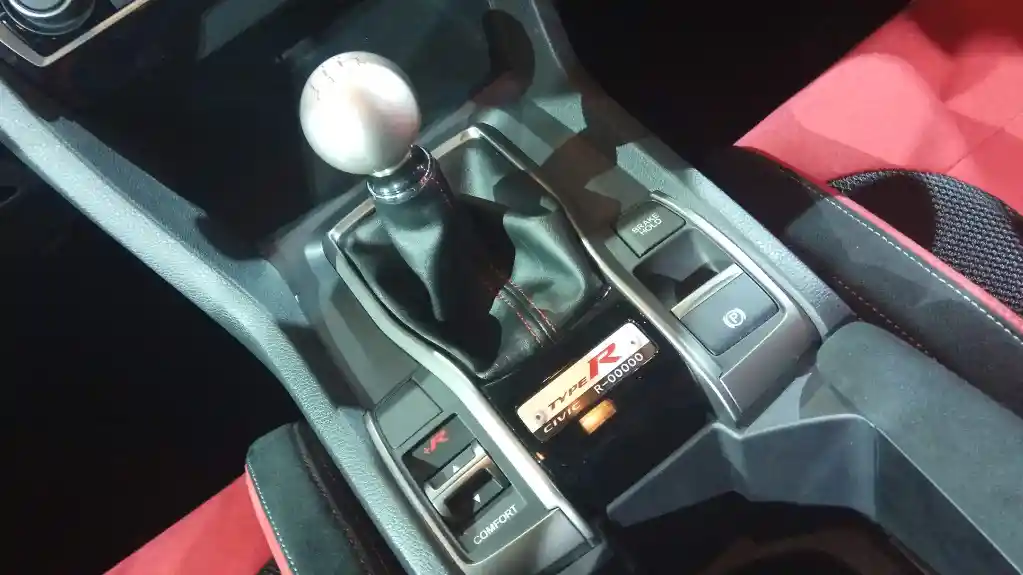 Foto - Honda Civic Type R Tak Punya Transmisi Otomatik. Alasannya Simpel