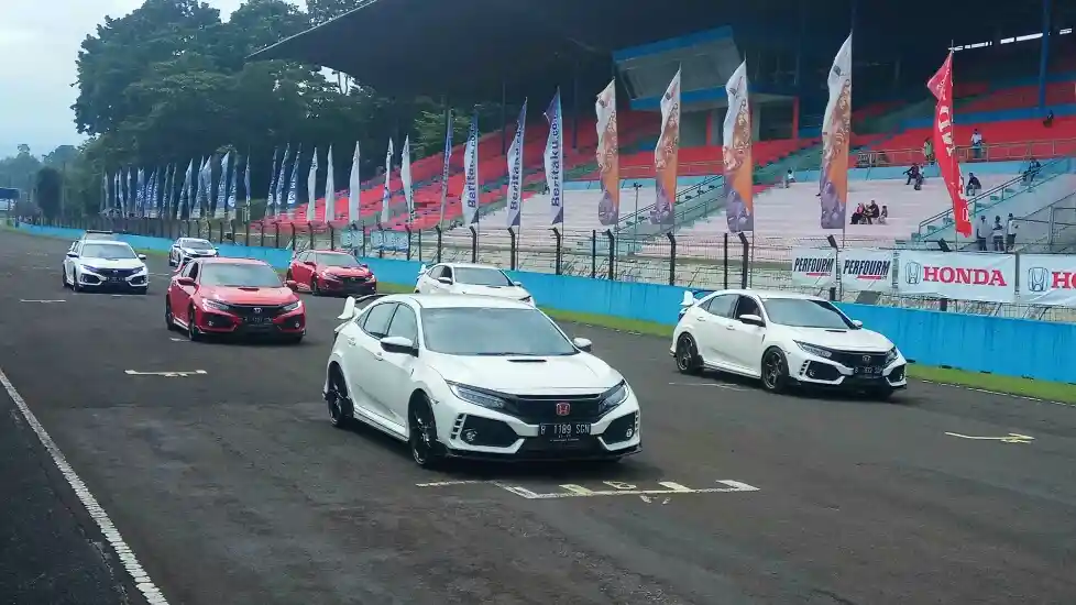 Foto - Komunitas Honda Civic Type R Melesat di Habitat Asli