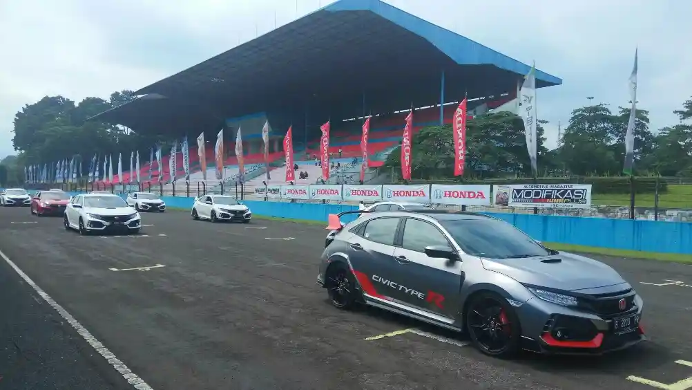 Berita - Komunitas Honda Civic Type R Melesat di Habitat Asli