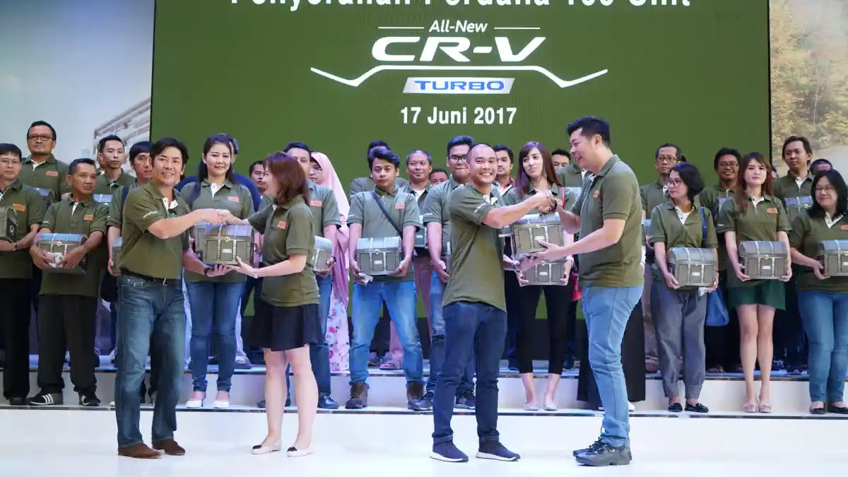 Foto - Laris-manis, Honda Serahkan 100 Unit Pertama All New CR-V