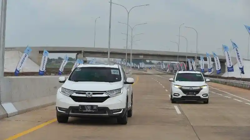 Foto - Daftar Medium SUV Terlaris Februari 2019. Wuling Almaz Laris Manis