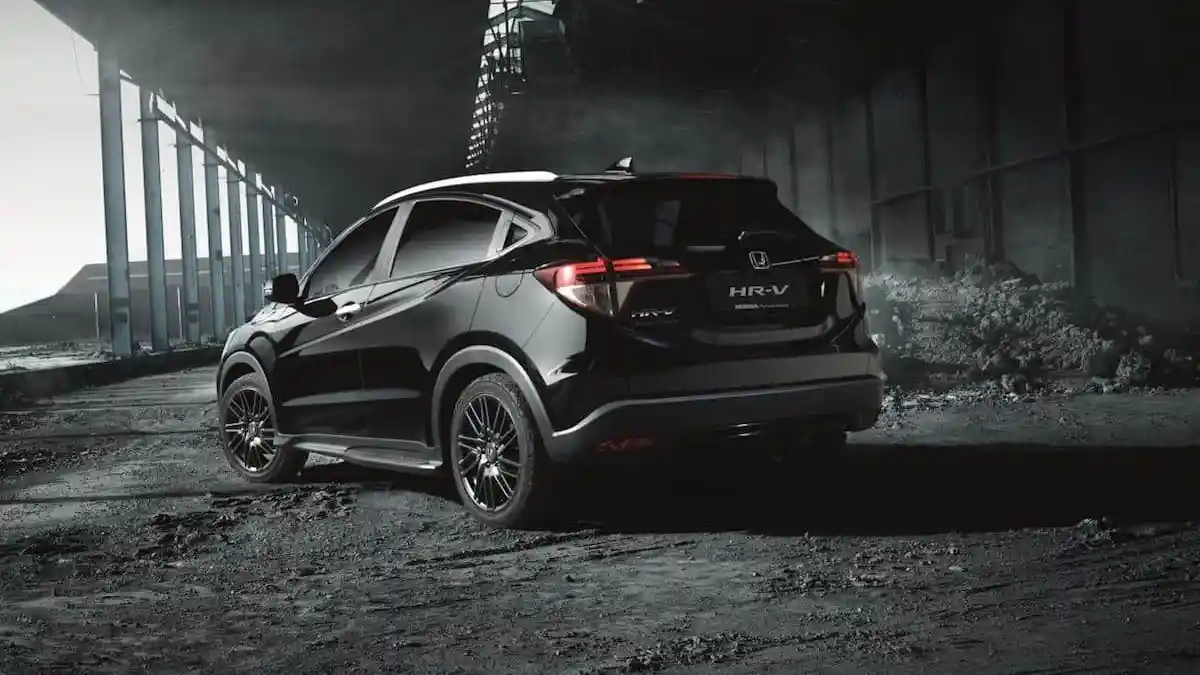 Tips - Jurus Rawat Mobil Cat Hitam Kala Musim Hujan