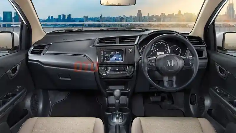 Foto - Komparasi Honda Mobilio VS DFSK Glory 560