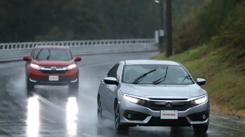 Tips - Banyak Lubang di Musim Hujan, Jangan Lupa Cek Kondisi Pelek