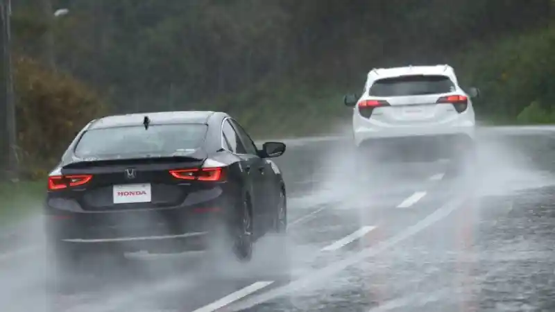 Foto - 5 Konsekuensi Malas Cuci Mobil di Musim Hujan