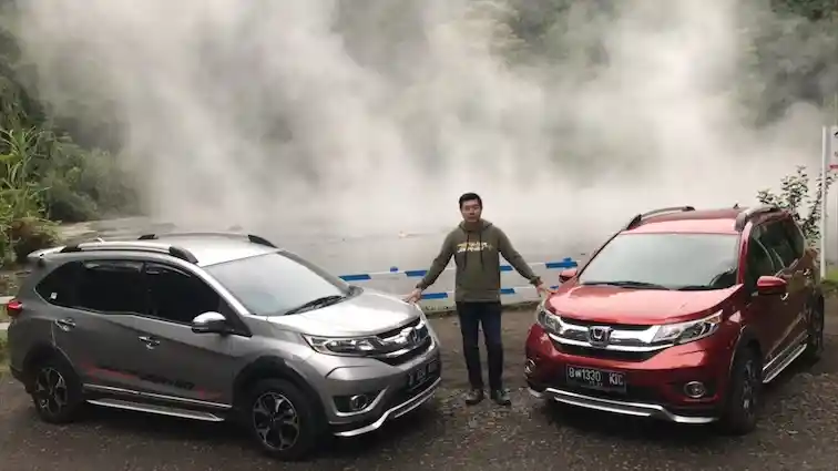 Foto - Honda Sumbang Rambu-rambu Jalan Raya di Daerah Kamojang