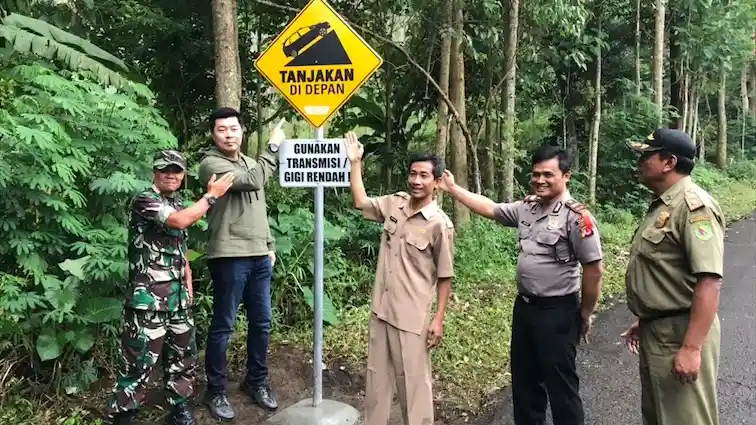 Berita - Honda Sumbang Rambu-rambu Jalan Raya di Daerah Kamojang