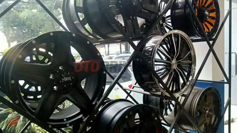 Foto - Mau Ganti Velg Mobil? Perhatikan Ini