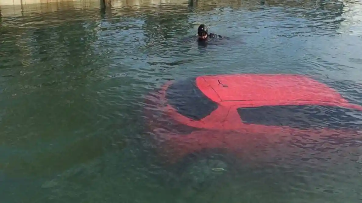 Berita - Akibat Terlalu Percaya GPS, Toyota Yaris Ini Nyemplung Ke Danau