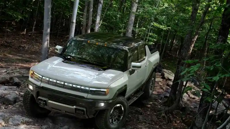 Foto - Hummer EV Masuk Ring Siap Hajar Cybertruck