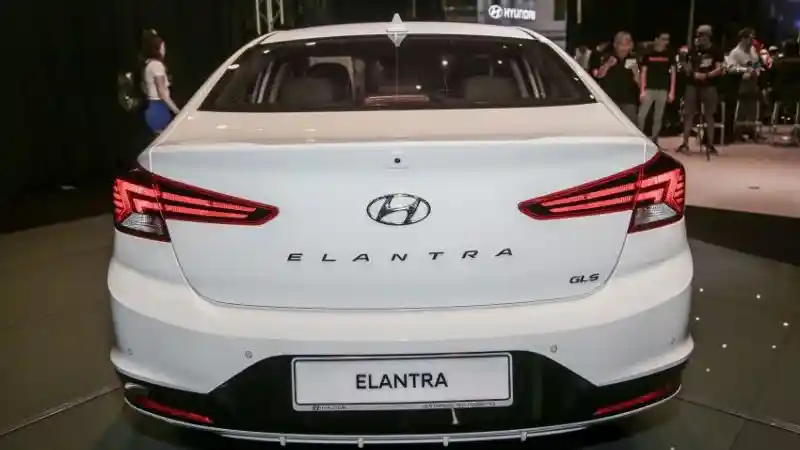 Foto - Hyundai Elantra Reborn, Bertenaga Lebih Besar Ketimbang Toyota Altis