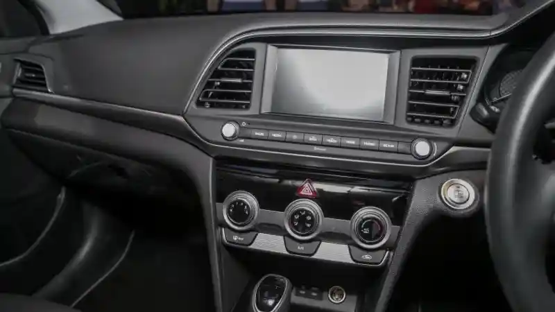 Foto - Hyundai Elantra Reborn, Bertenaga Lebih Besar Ketimbang Toyota Altis