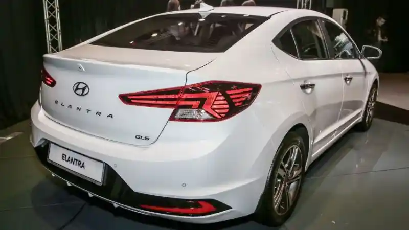 Foto - Hyundai Elantra Reborn, Bertenaga Lebih Besar Ketimbang Toyota Altis