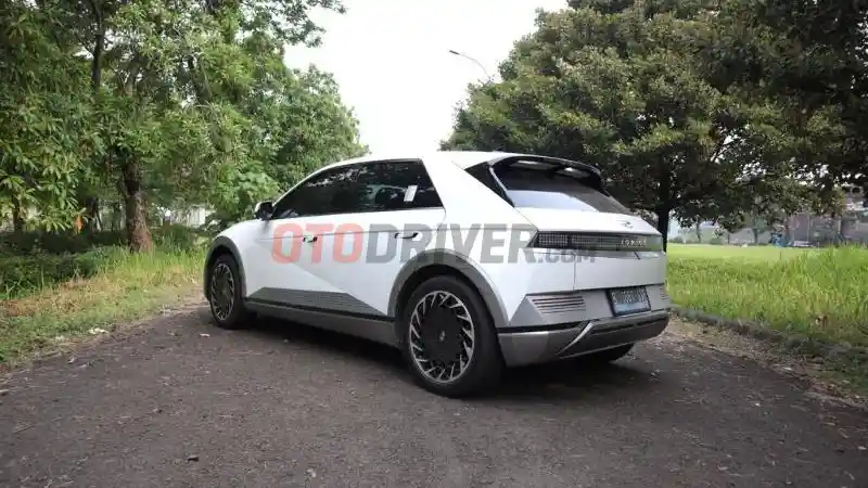 Foto - Beredar Isu Subsidi Rp 80 Juta, Konsumen Hyundai Menunda Pembelian Mobil Listrik?