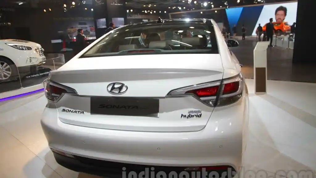 Foto - Hyundai Sonata Hybrid Siap Saingi Toyota Camry Hybrid
