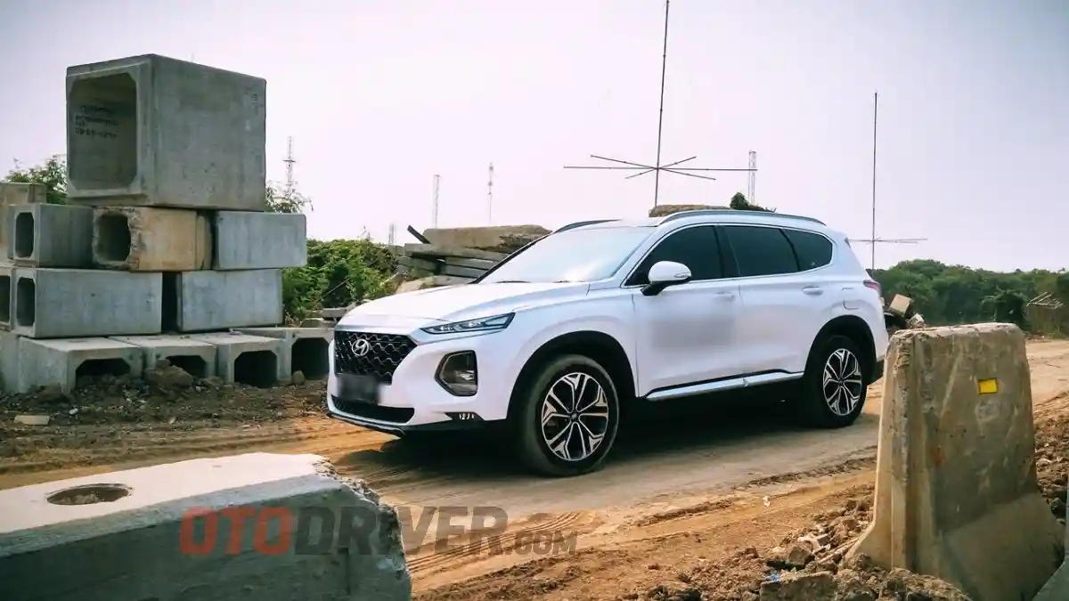 Foto - BMW 'Terbang' Di Gresik, Murni Kelalaian Pengemudi