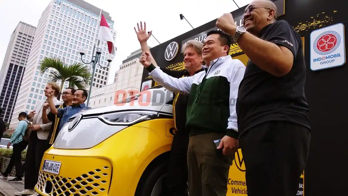 Foto - Berkeliling Dunia Pakai ID. Buzz, Ditolak Masuk Iran Hingga Kesulitan Di China