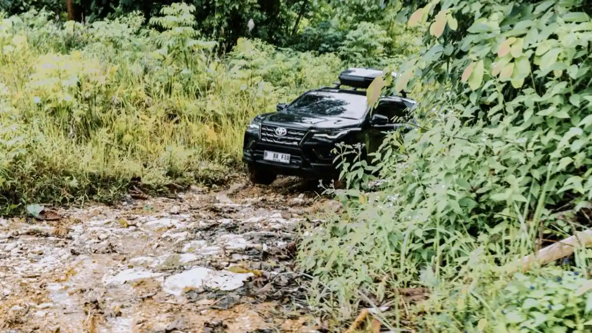 Foto - Komunitas Toyota Fortuner, Menutup 2025 dengan Jajal Off-road Di Kalimantan